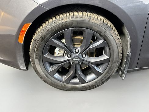 Used 2020 Chrysler Pacifica Touring-L w/ S Appearance Package image 36