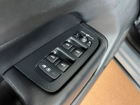 Used 2023 Volvo XC60 B5 Plus AWD/4WD image 17