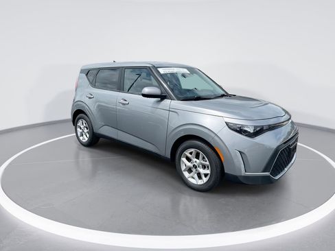 Certified 2025 Kia Soul LX w/ LX Technology Package FWD image 2
