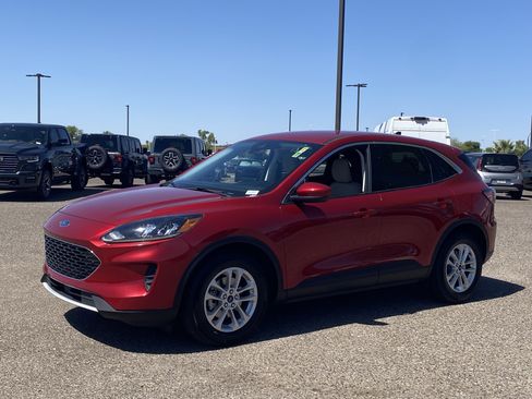 Used 2021 Ford Escape SE FWD image 2
