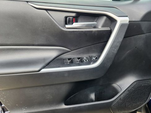 Used 2021 Toyota RAV4 XLE Premium image 22