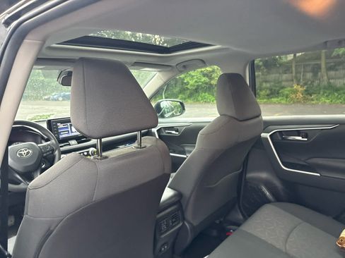 Used 2020 Toyota RAV4 XLE w/ Convenience Package FWD image 11