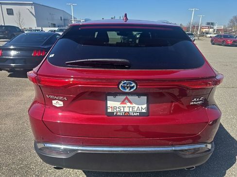 Certified 2022 Toyota Venza XLE image 6