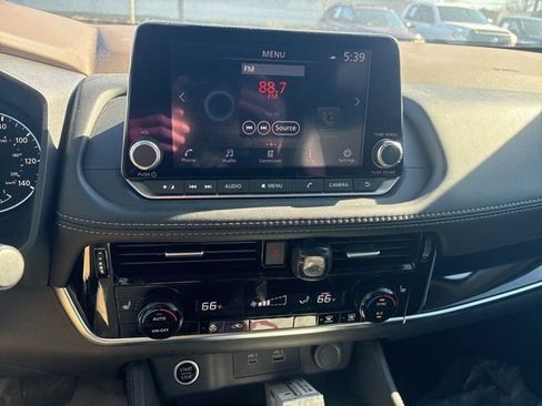 Used 2023 Nissan Rogue SL image 28