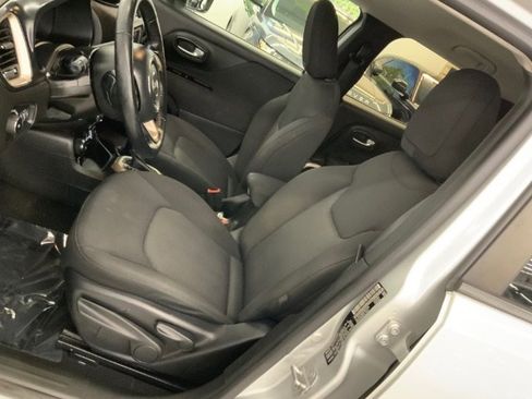 Used 2017 Jeep Renegade Latitude w/ Cold Weather Group image 11