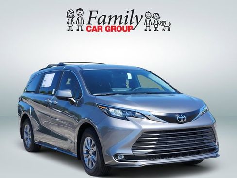 New 2026 Toyota Sienna XLE image 2
