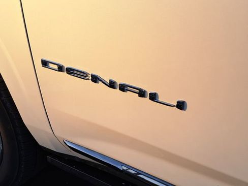 Used 2023 GMC Yukon XL Denali Ultimate image 5