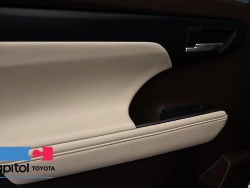 Used 2021 Toyota Highlander XLE AWD/4WD image 28