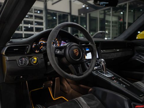 Used 2018 Porsche 911 GT3 RWD image 12