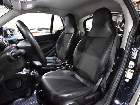 Used 2016 smart fortwo pure RWD image 23
