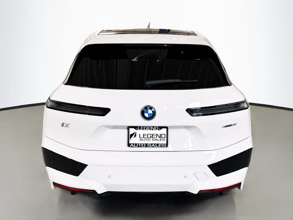 Used 2023 BMW iX xDrive50 w/ Sport Package AWD/4WD image 8