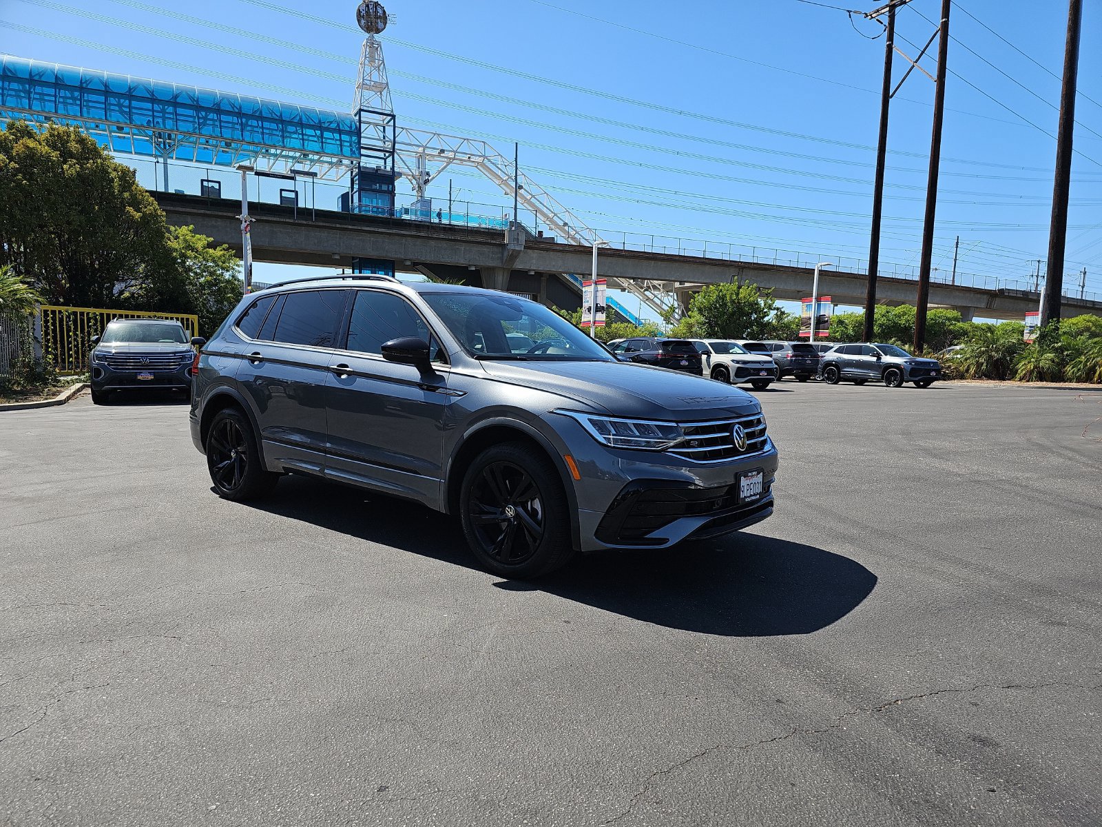 Certified 2024 Volkswagen Tiguan SE R-Line FWD image 3