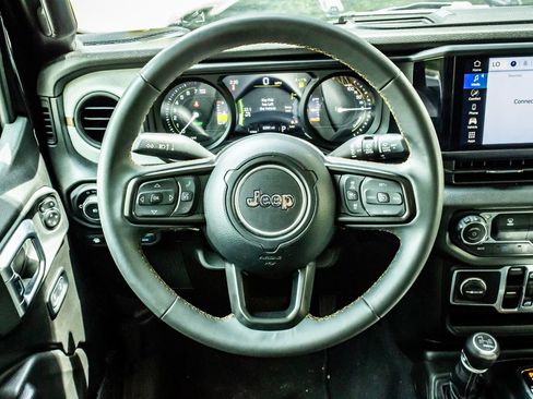 Used 2024 Jeep Wrangler Unlimited AWD/4WD image 17