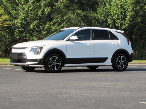 Used 2024 Kia Niro LX FWD image 7