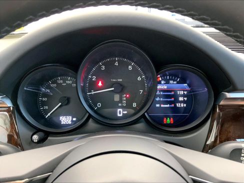 Certified 2024 Porsche Macan AWD/4WD image 25