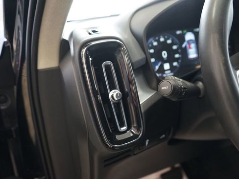 Used 2022 Volvo XC40 T5 Momentum image 29