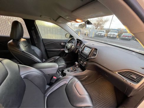 Used 2019 Jeep Cherokee Latitude Plus w/ Cold Weather Group image 28