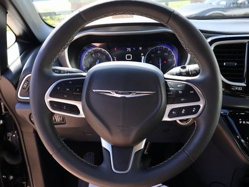 Used 2025 Chrysler Pacifica Select FWD image 36