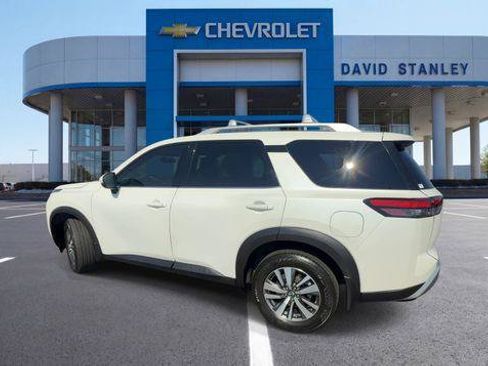 Used 2024 Nissan Pathfinder SL FWD image 6