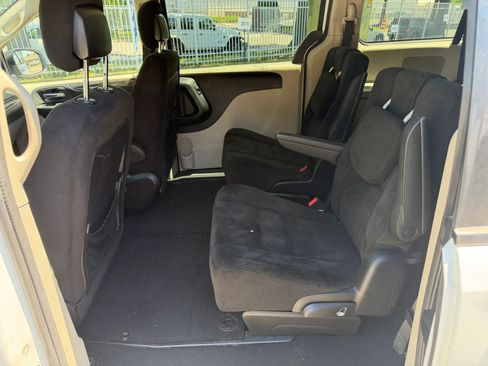 Used 2016 Dodge Grand Caravan SXT FWD image 11