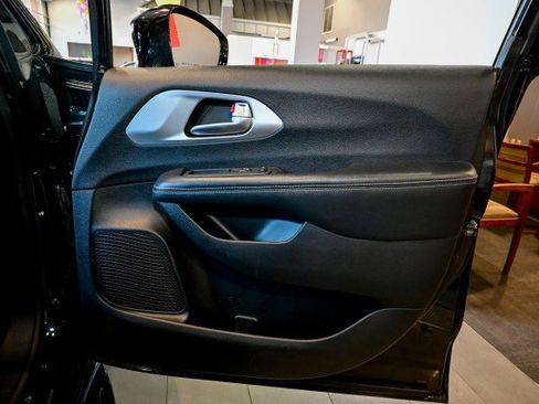 Used 2021 Chrysler Pacifica Touring-L w/ S Appearance Package image 26