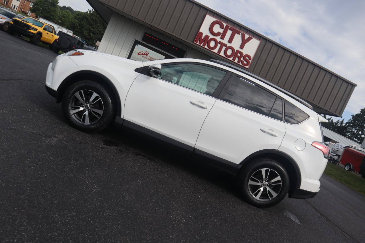 Used 2017 Toyota RAV4 XLE AWD/4WD image 18