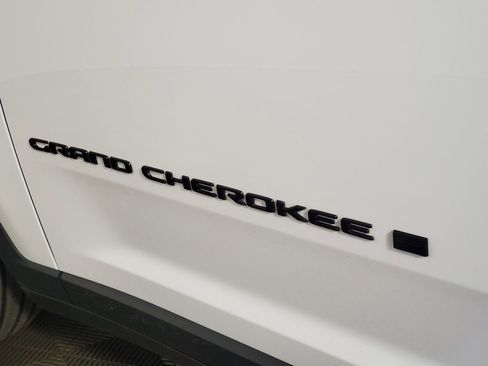 Used 2024 Jeep Grand Cherokee Limited w/ Black Appearance Package AWD/4WD image 6
