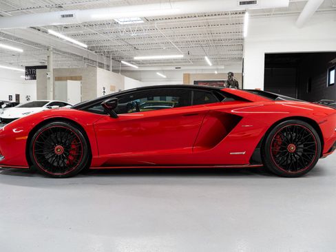 Used 2018 Lamborghini Aventador S image 5