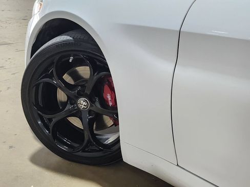 Used 2019 Alfa Romeo Giulia AWD w/ Quick Order Package 22J Sport image 23