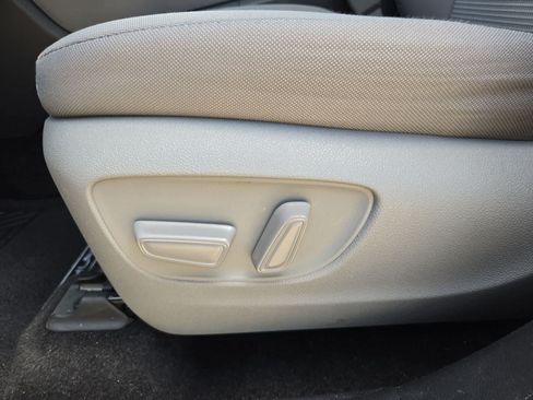 Used 2023 Toyota Highlander LE FWD image 16