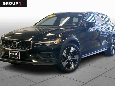 Used 2021 Volvo V60 T5 Cross Country image 1