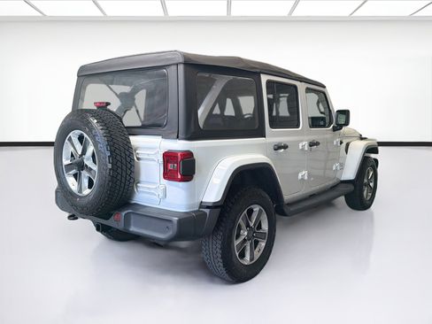 Used 2018 Jeep Wrangler Unlimited Sahara AWD/4WD image 4
