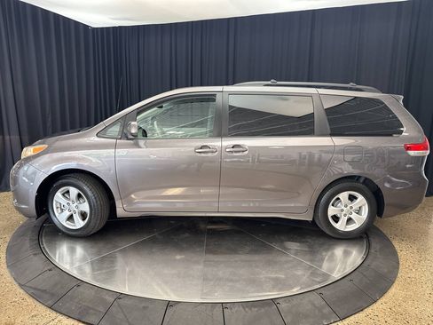 Used 2011 Toyota Sienna LE FWD image 3