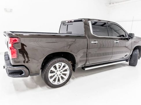 Used 2019 Chevrolet Silverado 1500 High Country w/ Technology Package AWD/4WD image 8