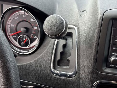 Used 2018 Dodge Grand Caravan SE w/ UConnect Hands-Free Group image 15