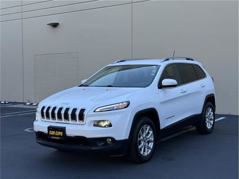 Used 2018 Jeep Cherokee Latitude AWD/4WD image 23