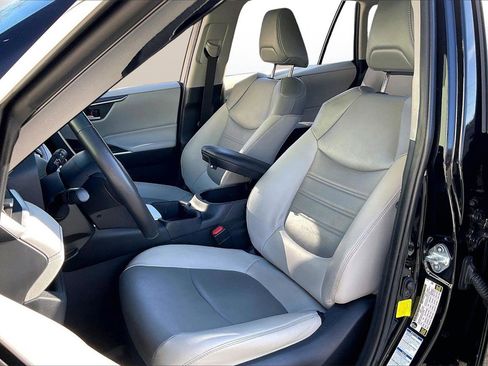 Used 2022 Toyota RAV4 XLE Premium image 21