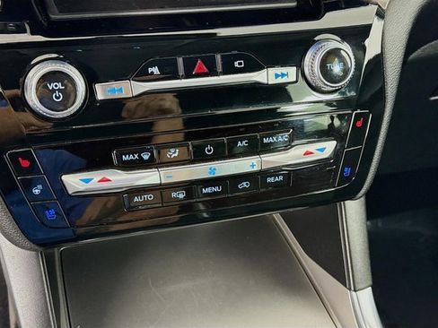 Used 2021 Ford Explorer Limited image 18