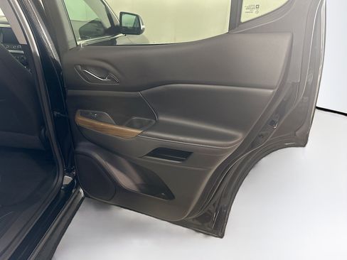 Used 2023 GMC Acadia SLE w/ Driver Convenience Package image 33