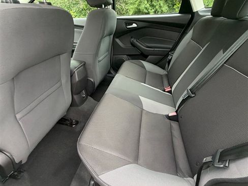 Used 2014 Ford Focus SE w/ SE Winter Package FWD image 19