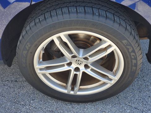 Used 2024 Porsche Macan AWD/4WD image 5