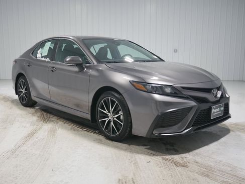 Used 2024 Toyota Camry SE image 3
