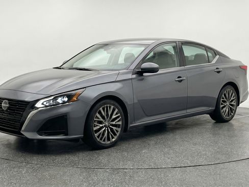 Used 2025 Nissan Altima 2.5 SV FWD image 3