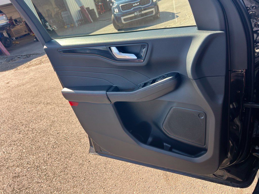Used 2025 Ford Escape ST-Line FWD image 18