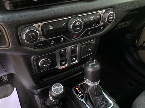 Used 2025 Jeep Wrangler Sport AWD/4WD image 18