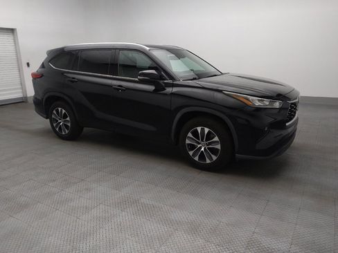 Used 2020 Toyota Highlander XLE FWD image 11