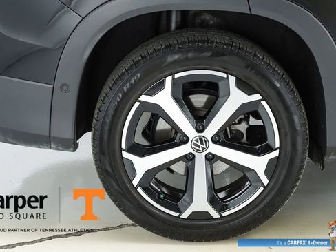 Used 2025 Volkswagen Tiguan SE w/ Panoramic Sunroof Package AWD/4WD image 13