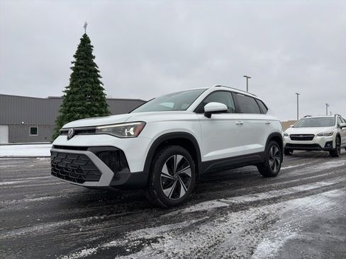 Used 2025 Volkswagen Taos SE image 3