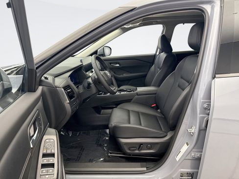 Used 2025 Nissan Rogue SL w/ Tech Package image 10