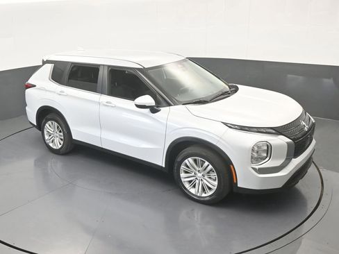 Used 2023 Mitsubishi Outlander ES image 53